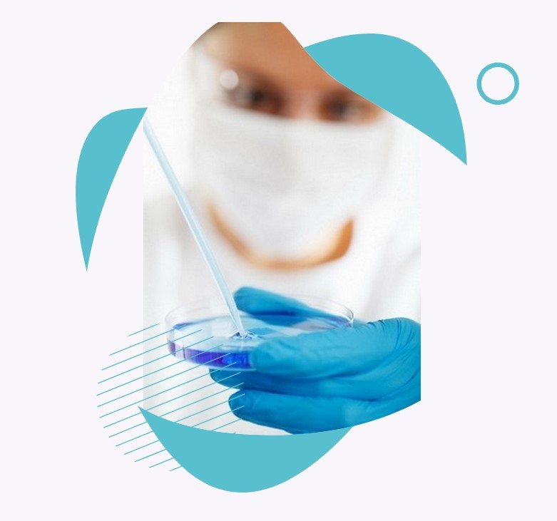 notre -approche Un scientifique avec des gants bleus et un masque utilisant une pipette dans un contenant en verre.