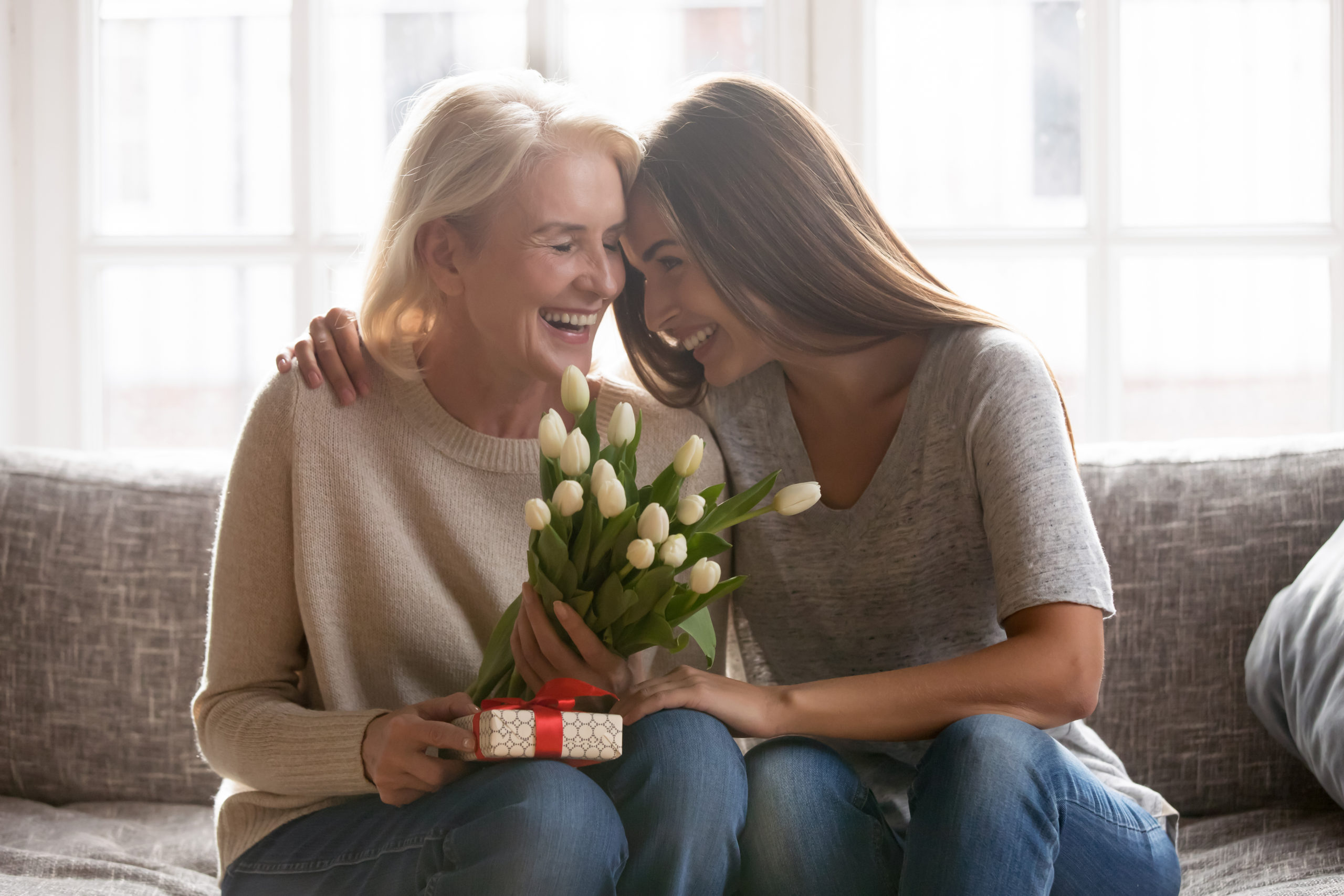 Mère et fille souriantes, symbolisant les bienfaits intergénérationnels de la combinaison mésothérapie et soins esthétiques